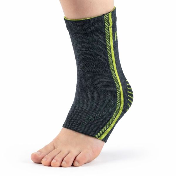 obillera elástica de fibra de bambú de color gris claro colocada en el pie, mostrando su ajuste tubular. Producto de Medicalab SPA.