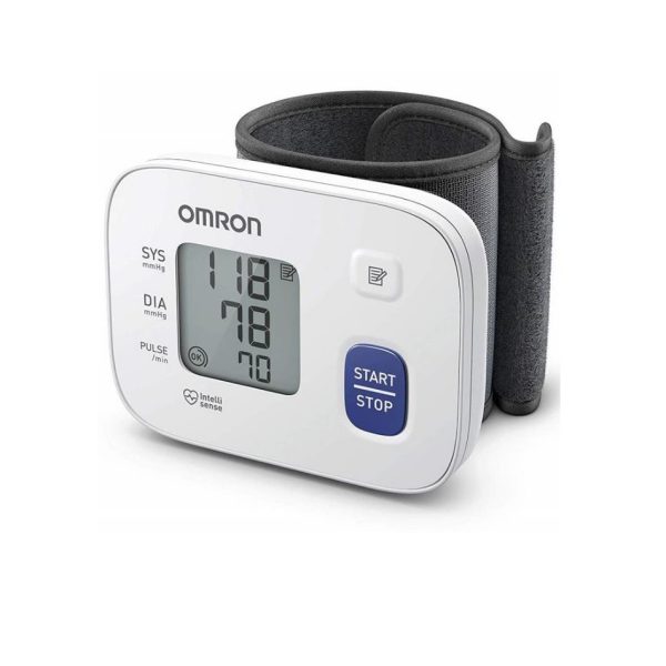 Monitor de presión arterial de muñeca Omron RS2 HEM-6161-E mostrando una lectura digital en pantalla. Tecnología de precisión en Medicalab SPA.