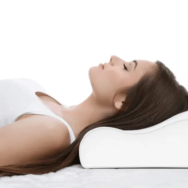 Mujer durmiendo boca arriba con alineación cervical correcta gracias a la Almohada TheraCurve.
