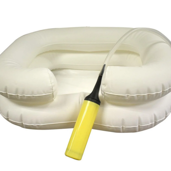 Lavacabeza Inflable Maxcare color blanco con bomba amarilla adjunta, diseñado para el lavado de cabello en cama de personas postradas - Medicalab SPA.