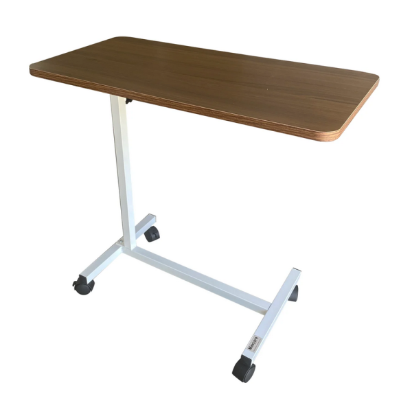 Mesa con ruedas ajustable para cama clínica, vista lateral, con superficie de melamina café oscuro. Base resistente, producto de Medicalab SPA.