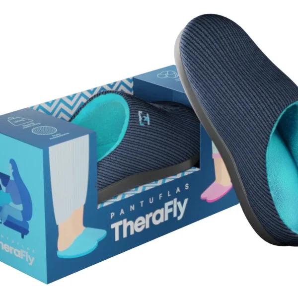 Pantuflas viscoelásticas TheraFly TM1102 en color azul y celeste, destacando la suela antideslizante y tejido crochet. Disponibles en Medicalab SPA.