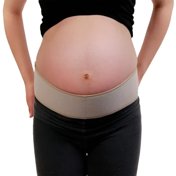 Mujer embarazada utilizando el Cinturón Preparto Universal Blunding de color blanco, brindando soporte al bajo vientre. Producto en Medicalab SPA.